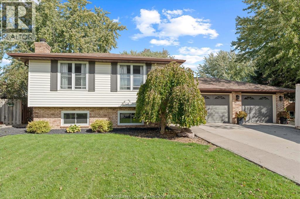 5-bedroom Single Family at 232 Greenwood Crescent, Lakeshore — photograph 2