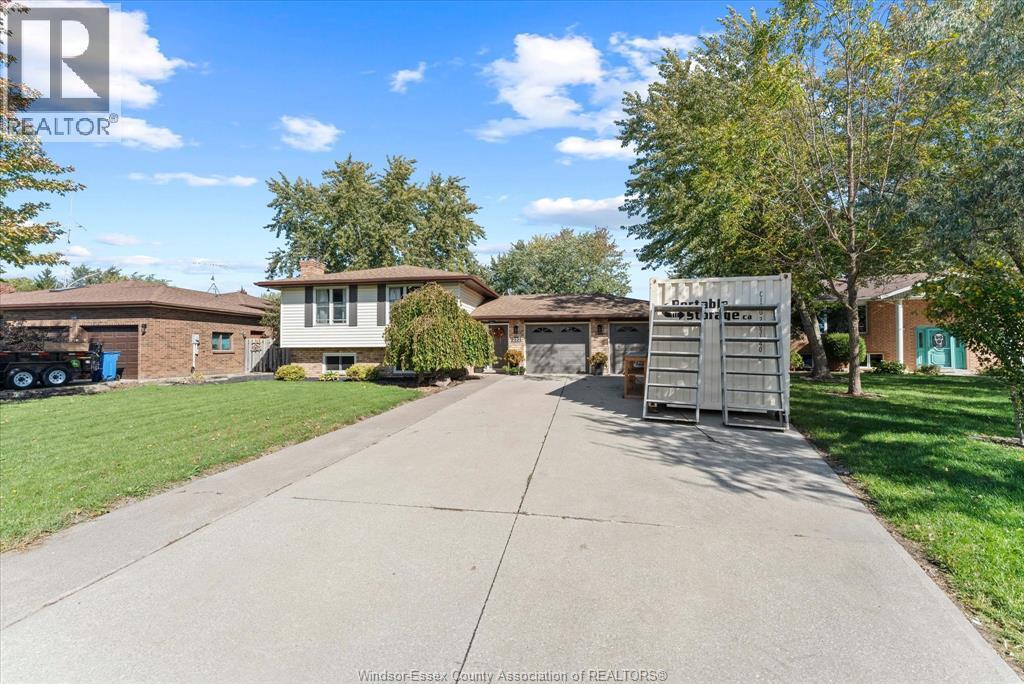 5-bedroom Single Family at 232 Greenwood Crescent, Lakeshore — photograph 3