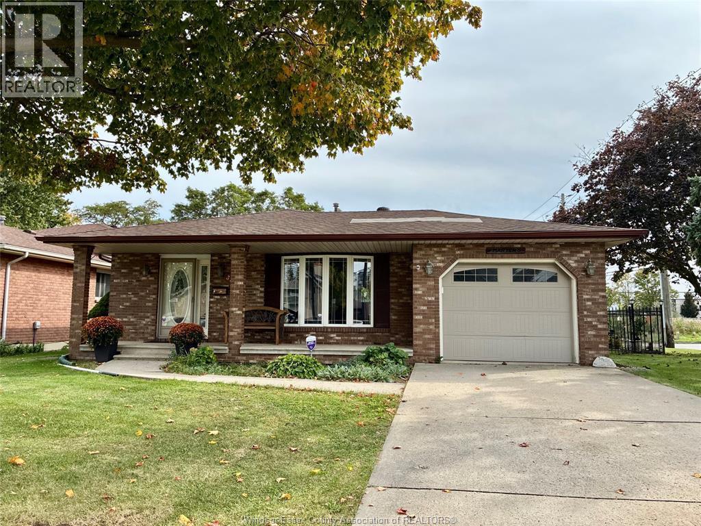 4-bedroom Single Family at 3596 Hemlock Avenue, Windsor — primary photograph