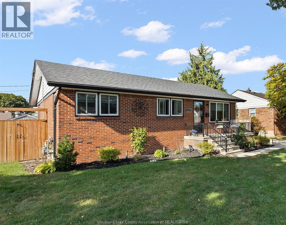 4-bedroom Single Family at 3477 Maisonneuve Avenue, Windsor — photograph 2
