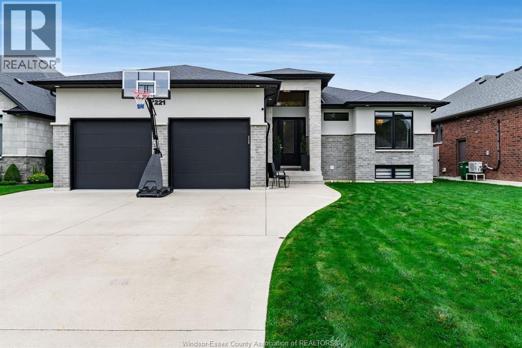 4-bedroom Single Family at 221 Bernath Street, Kingsville — primary photograph