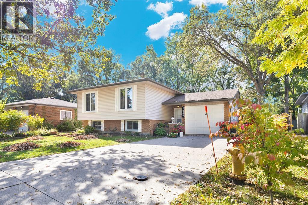 5-bedroom Single Family at 1367 Isabelle Place, Windsor — photograph 2