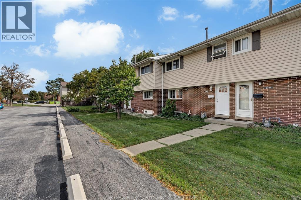3-bedroom Single Family at 2755 Meadowbrook Lane #11, Windsor — photograph 2