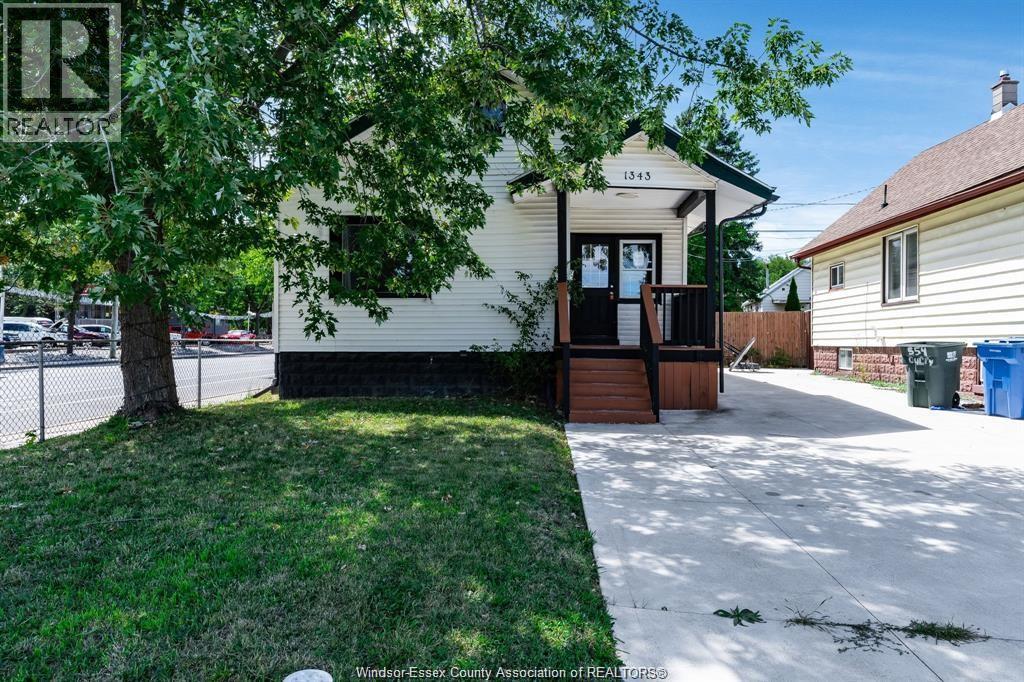 3-bedroom Single Family at 1343 Lillian, Windsor — photograph 2