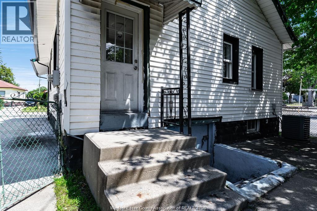 3-bedroom Single Family at 1343 Lillian, Windsor — photograph 3