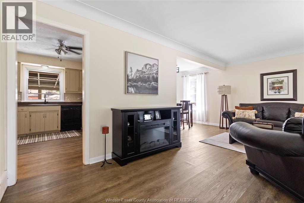 4-bedroom Single Family at 1166 Virginia Avenue, Windsor — photograph 3