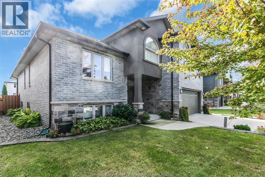 6-bedroom Single Family at 1385 Cancun Street, Windsor — photograph 2