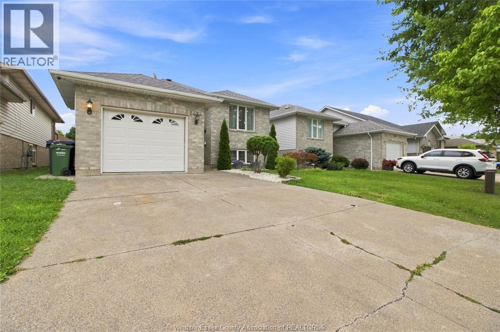 4-bedroom Single Family at 2424 Timbercrest Avenue, Windsor — photograph 2