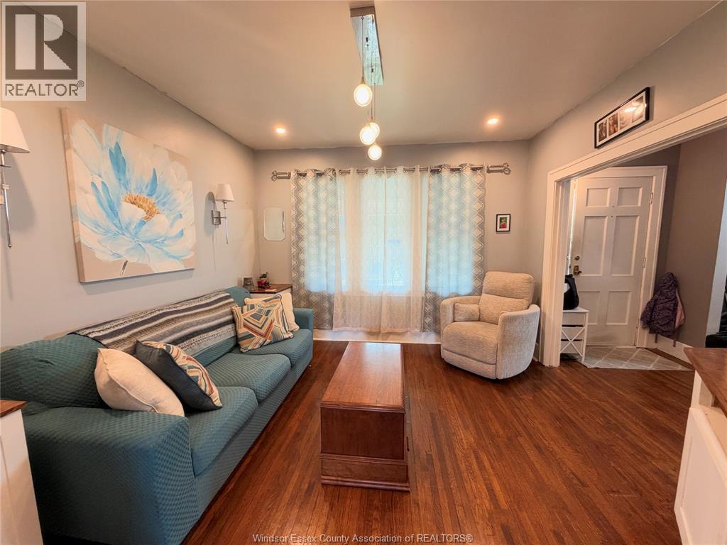 4-bedroom Single Family at 1508 Gladstone Avenue, Windsor — photograph 3