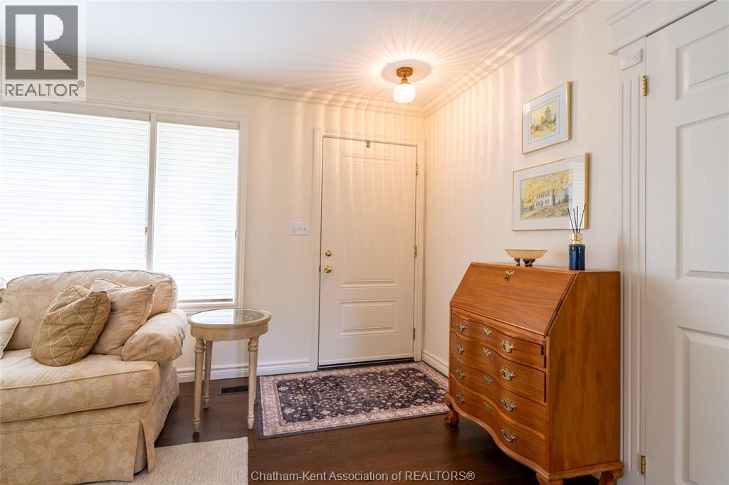 4-bedroom Single Family at 19 Glengarry Crescent, Chatham — photograph 3