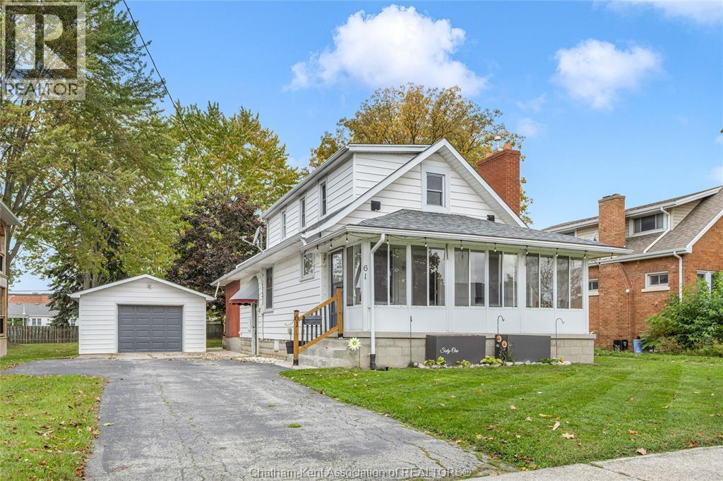 3-bedroom Single Family at 61 University Avenue, Wallaceburg — primary photograph
