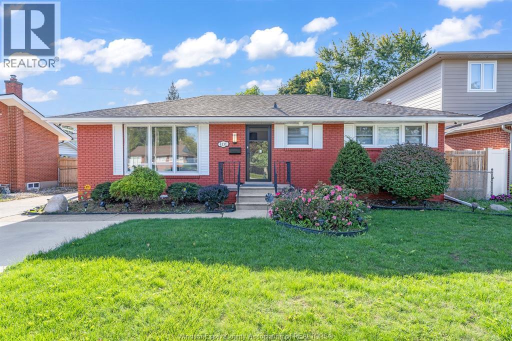 5-bedroom Single Family at 4131 Mount Royal Drive, Windsor — photograph 2