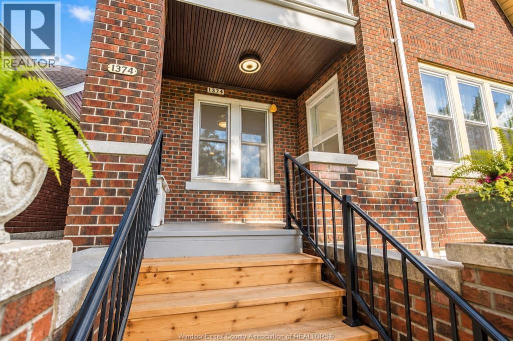3-bedroom Single Family at 1374 Benjamin Avenue #MAIN, Windsor — photograph 2