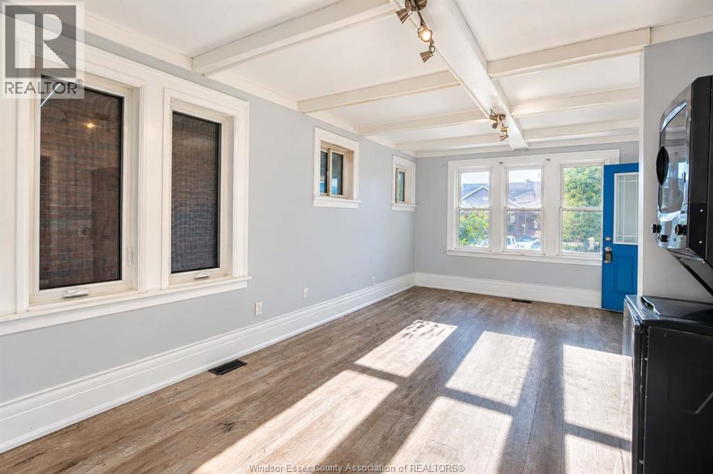 3-bedroom Single Family at 1374 Benjamin Avenue #MAIN, Windsor — photograph 3