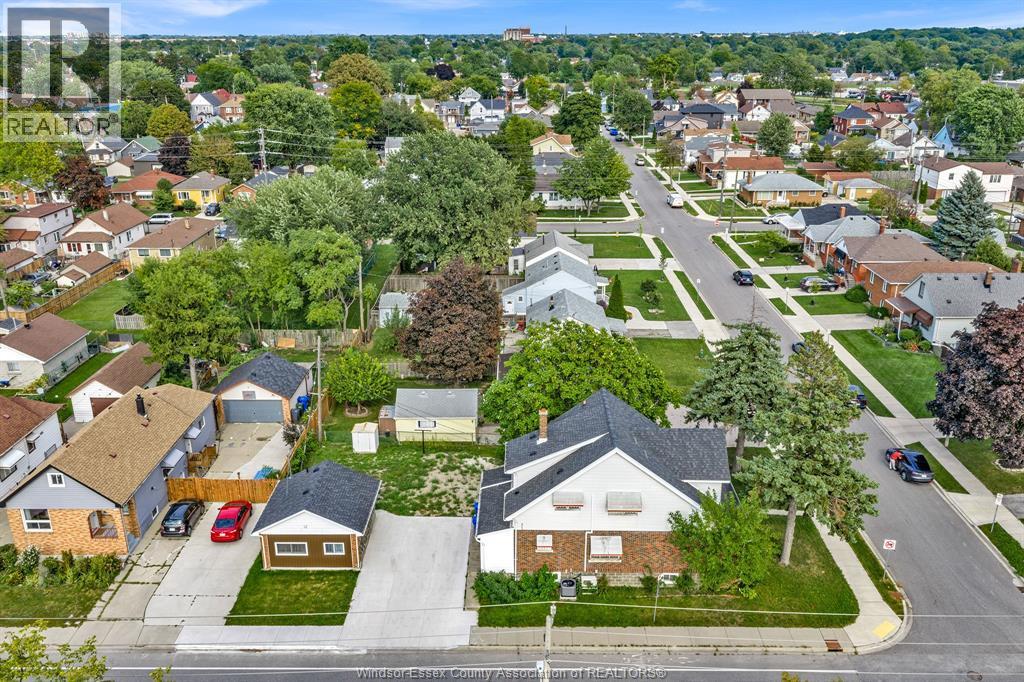 5-bedroom Single Family at 306 Foch, Windsor — primary photograph