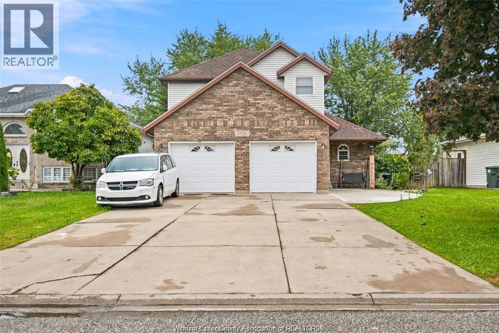 4-bedroom Single Family at 2920 Strawberry Drive, Tecumseh — photograph 2