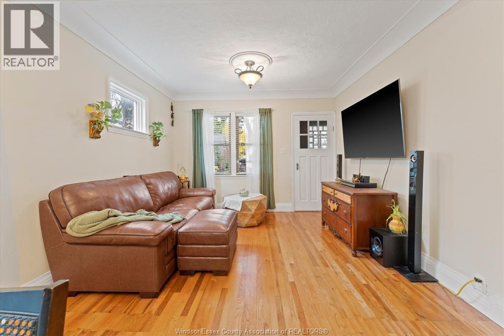 3-bedroom Single Family at 1746 Alexis Road, Windsor — photograph 3