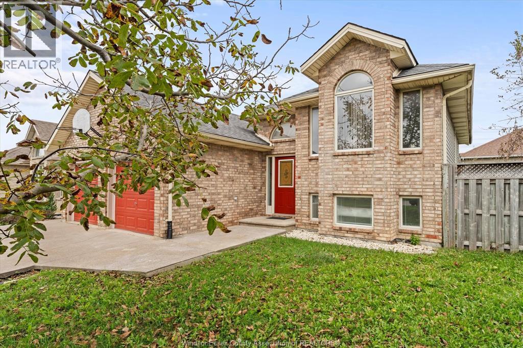 5-bedroom Single Family at 2820 Wildberry Crescent, Tecumseh — photograph 2