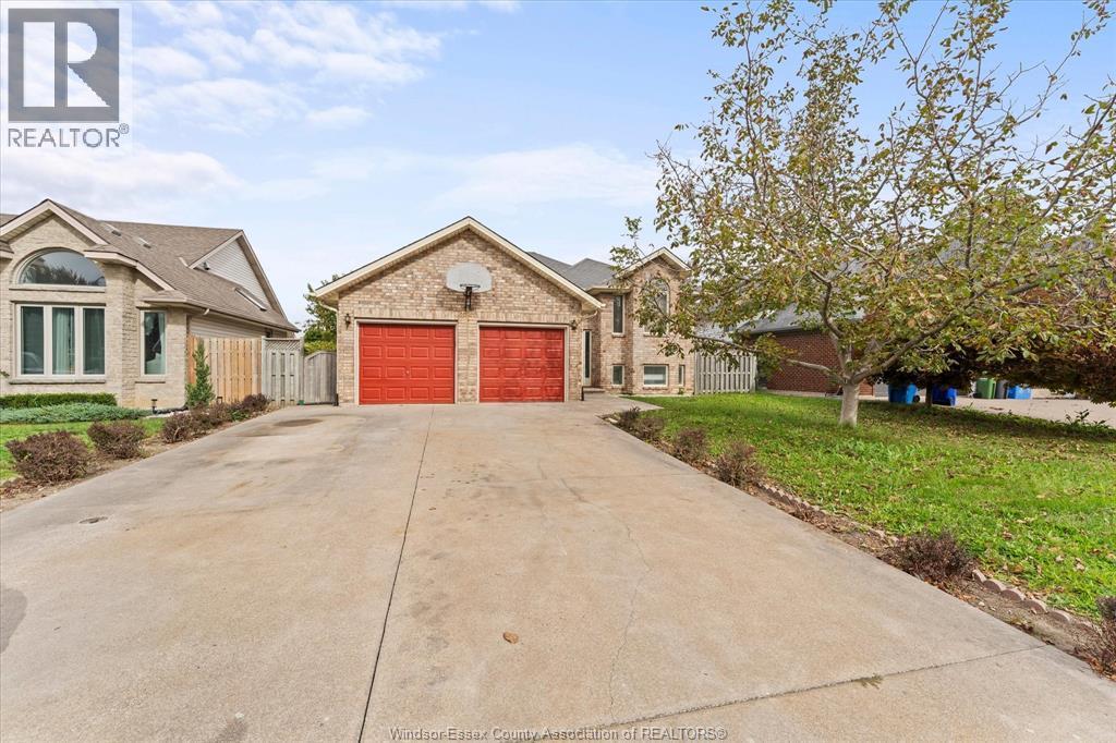 5-bedroom Single Family at 2820 Wildberry Crescent, Tecumseh — photograph 3