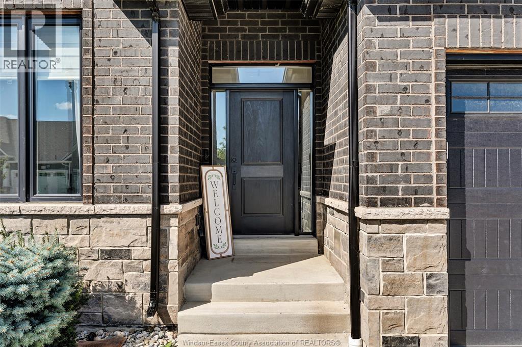 5-bedroom Single Family at 394 Matese Street, Lakeshore — photograph 3