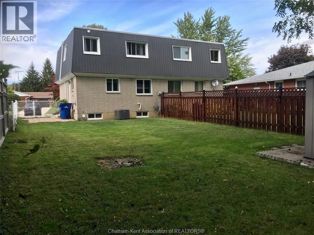 3-bedroom Single Family at 12 Athlone Court, Chatham — photograph 3