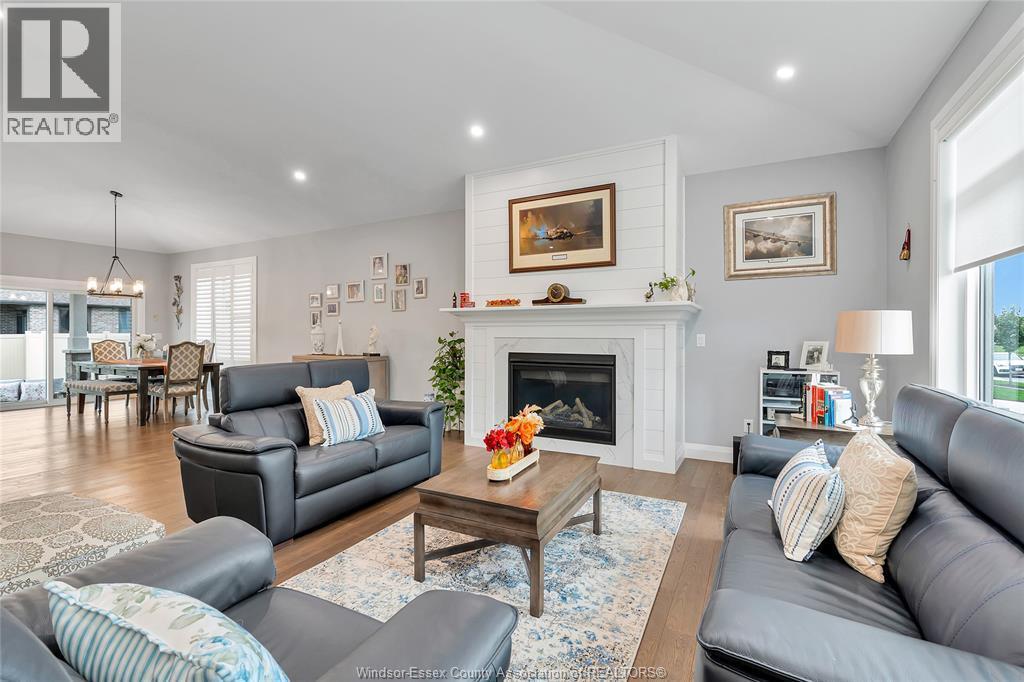4-bedroom Single Family at 1343 Clearwater Avenue, Windsor — photograph 2