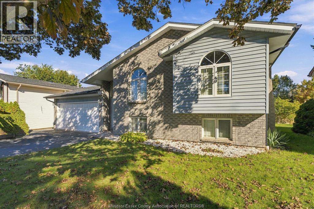 5-bedroom Single Family at 239 Bouffard Road, LaSalle — photograph 3