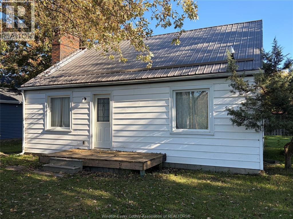3-bedroom Single Family at 6104 Malden Road, Tecumseh — primary photograph