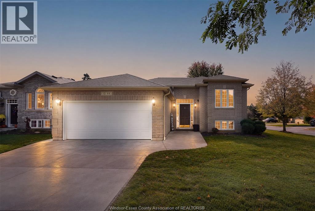 4-bedroom Single Family at 15 Oak Park Crescent, Kingsville — primary photograph