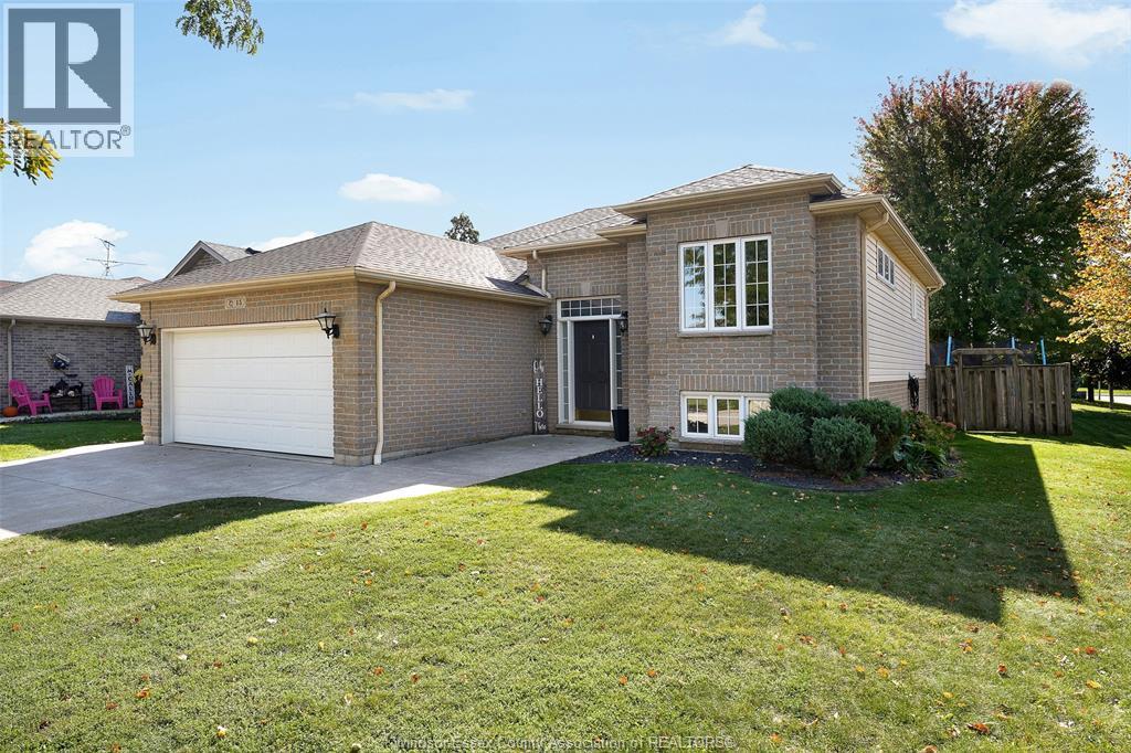 4-bedroom Single Family at 15 Oak Park Crescent, Kingsville — photograph 2