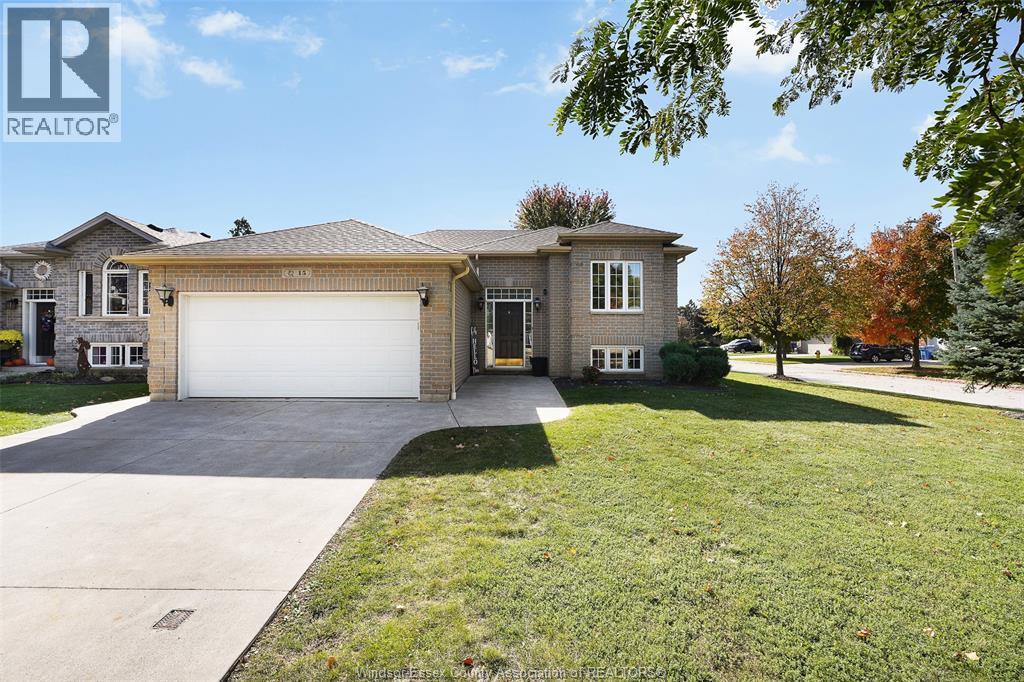 4-bedroom Single Family at 15 Oak Park Crescent, Kingsville — photograph 3