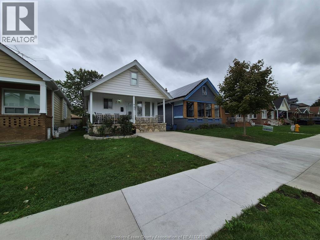 5-bedroom Single Family at 947 Elsmere, Windsor — photograph 2