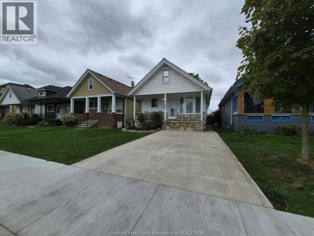 5-bedroom Single Family at 947 Elsmere, Windsor — photograph 3