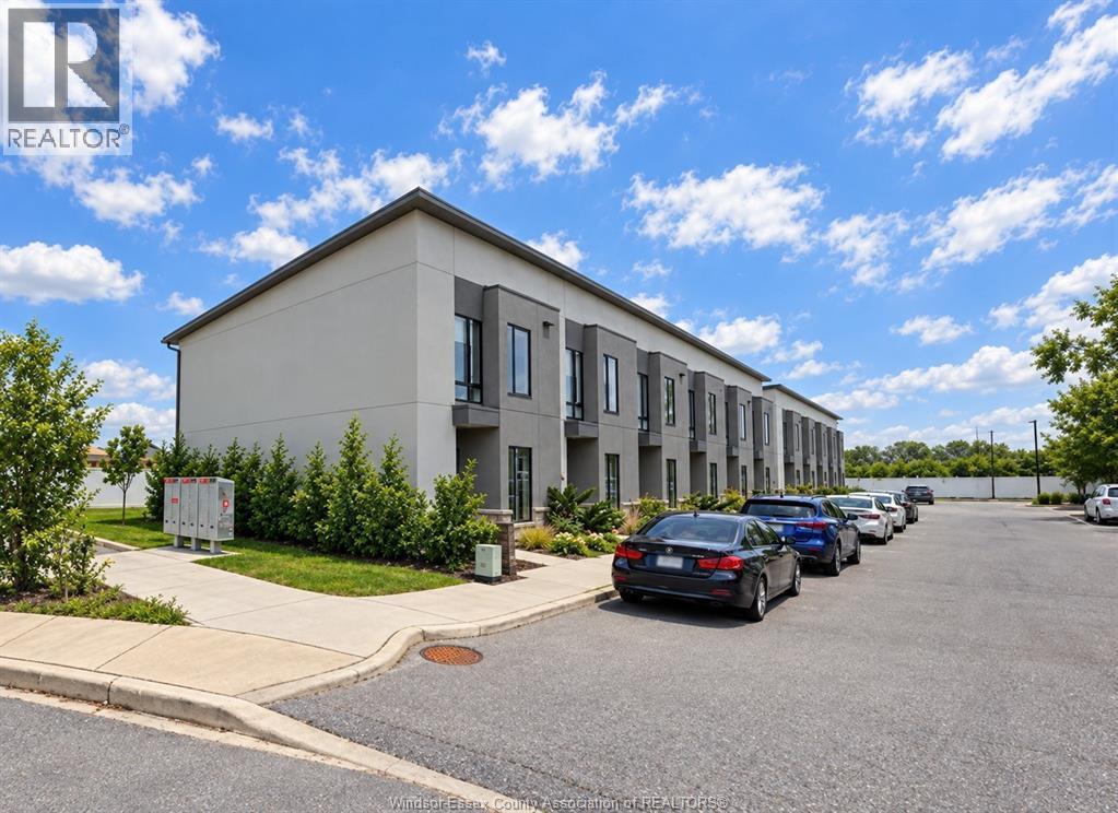 3-bedroom Single Family at 550 Sandison Street #24, Windsor — primary photograph
