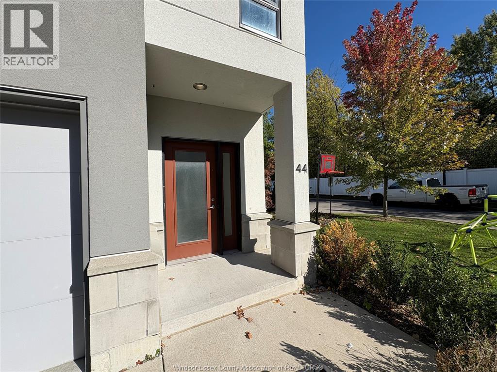 2-bedroom Single Family at 550 Sandison Street #44, Windsor — photograph 3