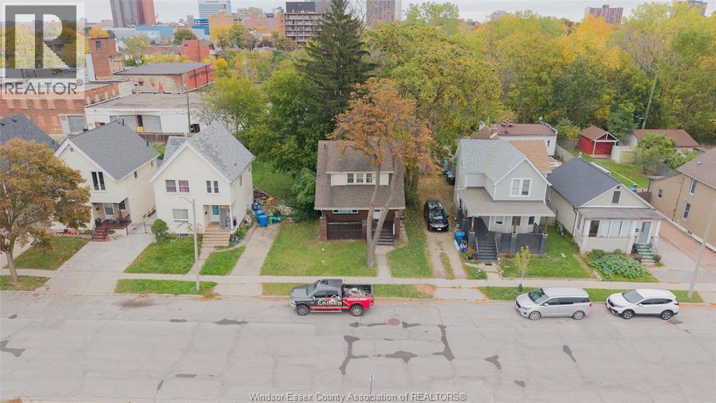 3-bedroom Single Family at 394 Crawford Avenue, Windsor — photograph 2