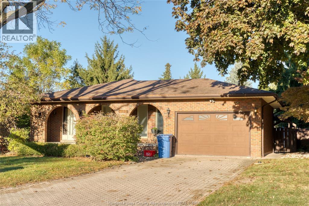 5-bedroom Single Family at 2880 St. Clair Avenue, Windsor — photograph 2