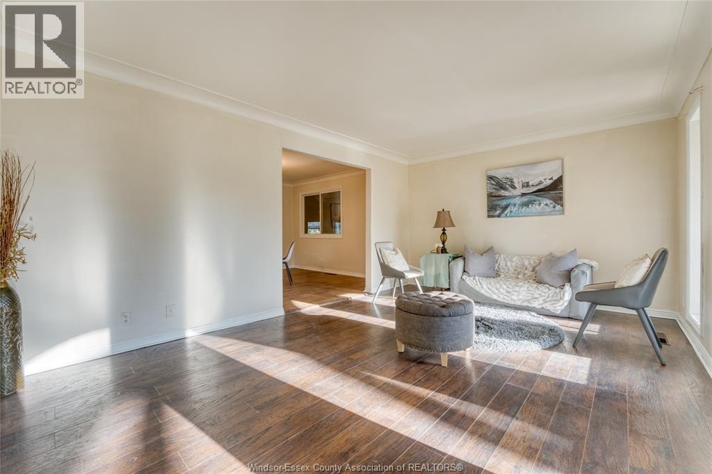 5-bedroom Single Family at 2880 St. Clair Avenue, Windsor — photograph 3