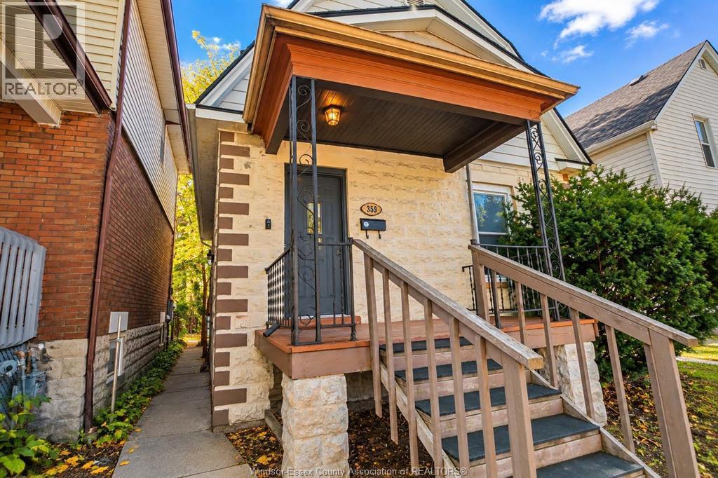 4-bedroom Single Family at 359 McEwan Avenue, Windsor — primary photograph