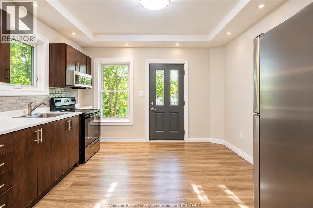4-bedroom Single Family at 359 McEwan Avenue, Windsor — photograph 2