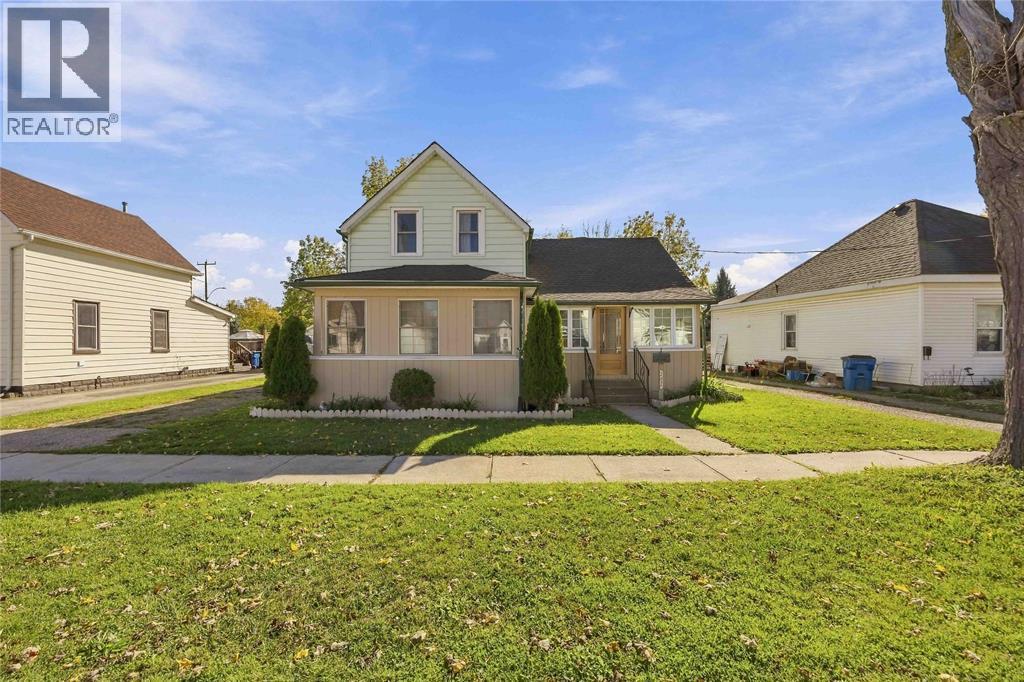 3-bedroom Single Family at 209 Queen Street, Wallaceburg — primary photograph
