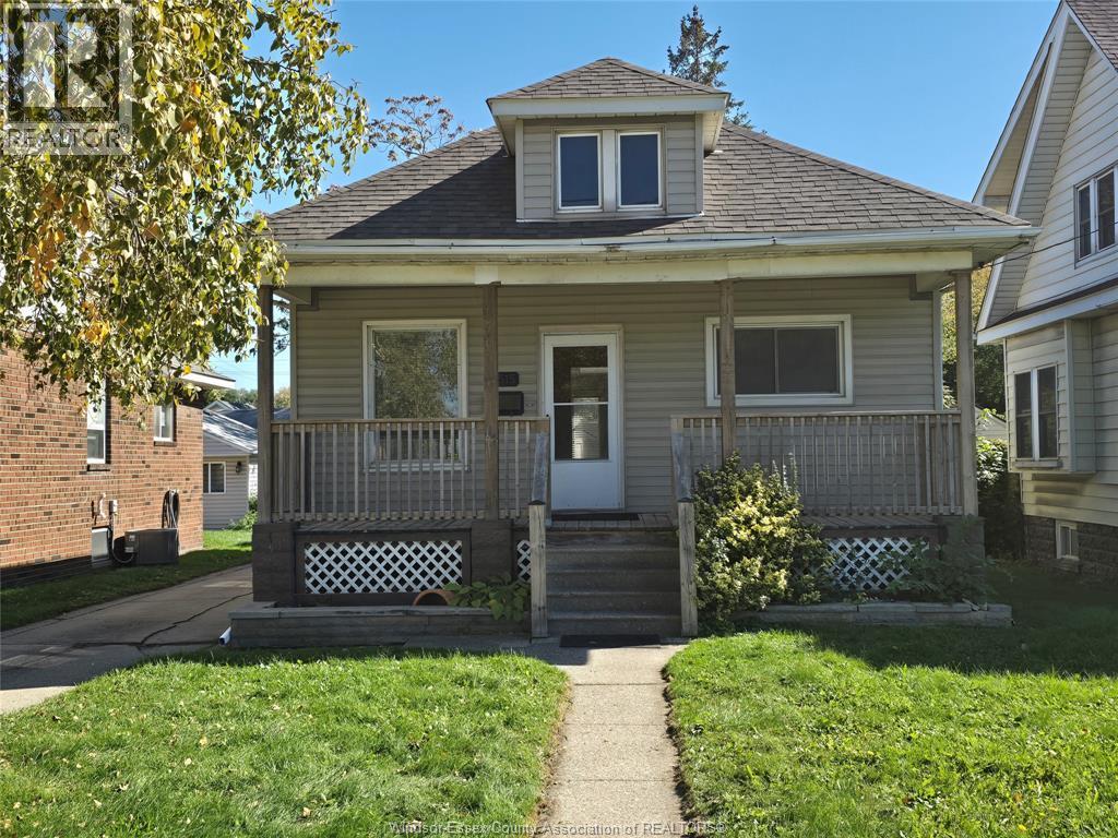 3-bedroom Single Family at 3515 Sandwich Street, Windsor — photograph 2