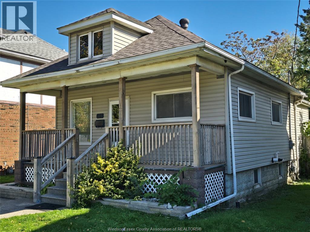 3-bedroom Single Family at 3515 Sandwich Street, Windsor — photograph 3