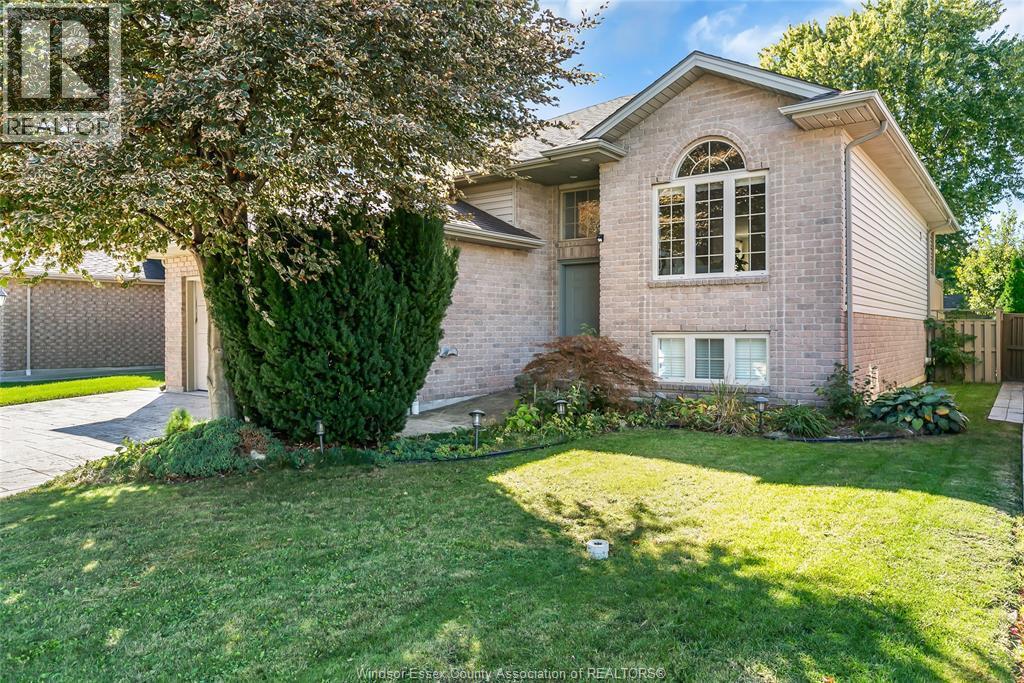 4-bedroom Single Family at 2955 Ruth Road, Windsor — photograph 2
