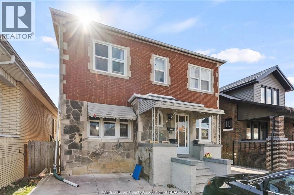6-bedroom Single Family at 975 Parent, Windsor — photograph 2
