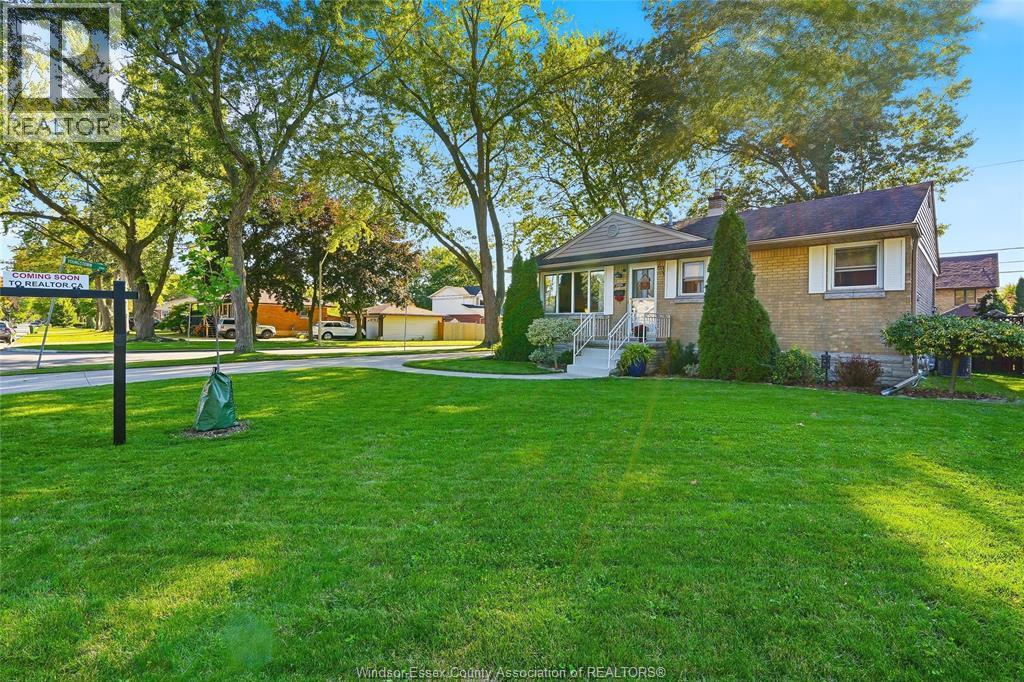 3-bedroom Single Family at 2691 Askin, Windsor — photograph 3