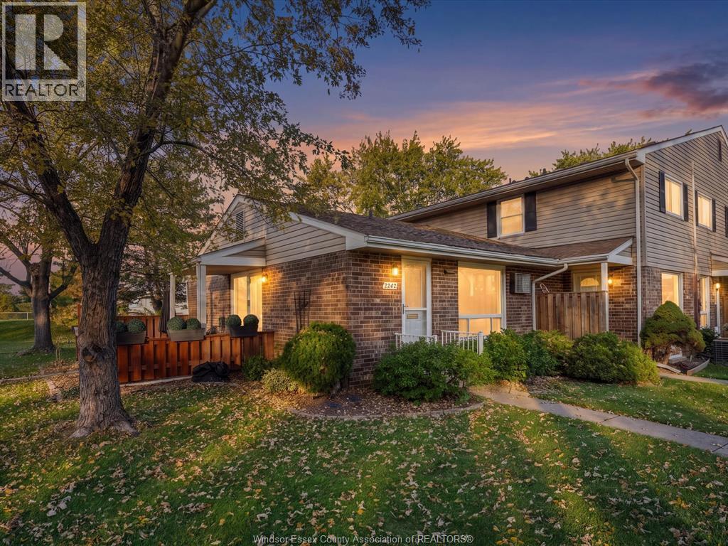 Single Family — 2949 Meadowbrook Lane, Windsor, Ontario