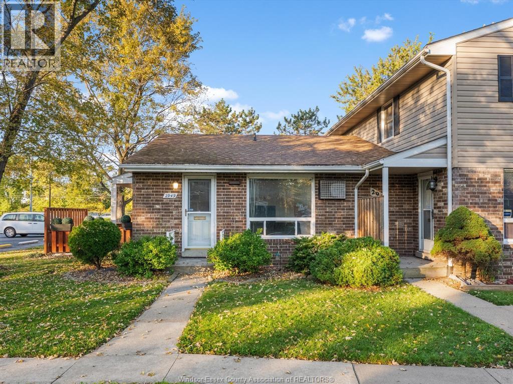 3-bedroom Single Family at 2949 Meadowbrook Lane, Windsor — photograph 2