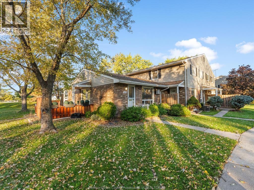 3-bedroom Single Family at 2949 Meadowbrook Lane, Windsor — photograph 3