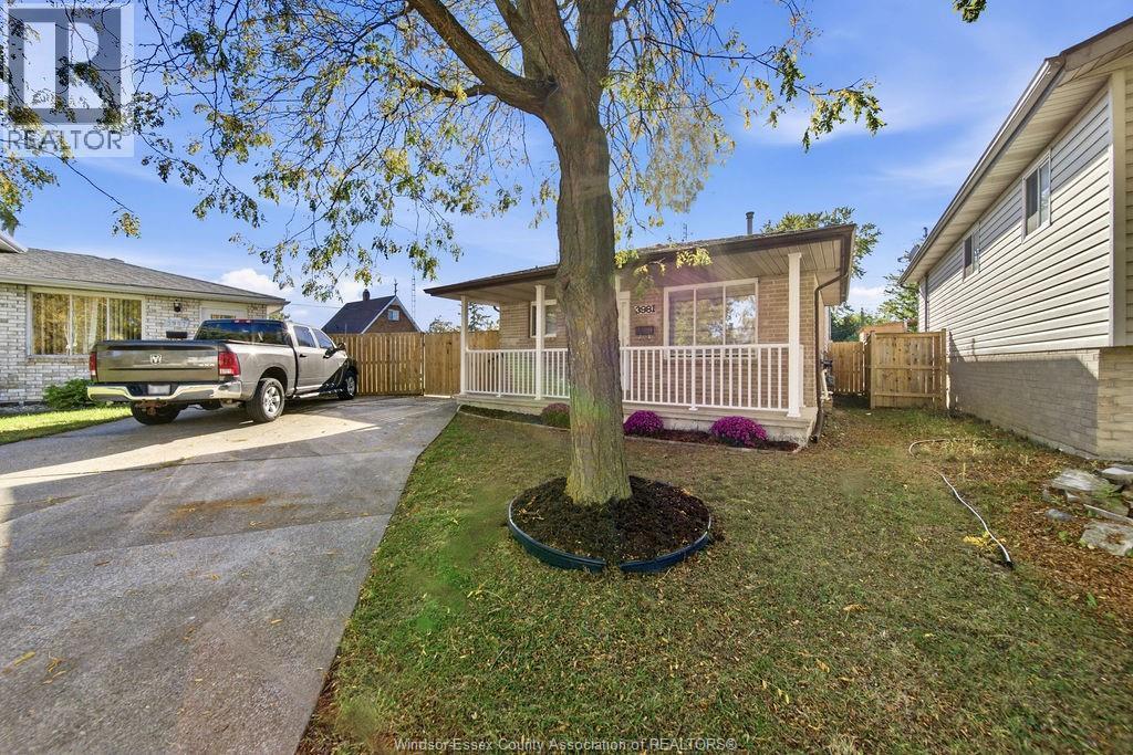 4-bedroom Single Family at 3981 Bliss Road, Windsor — photograph 2